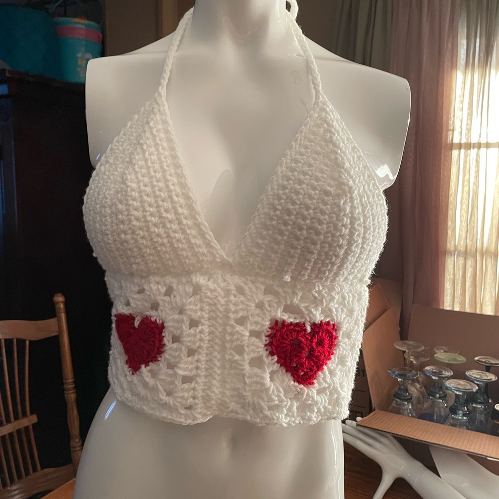 This crochet top is perfect for Valentine’s Day!